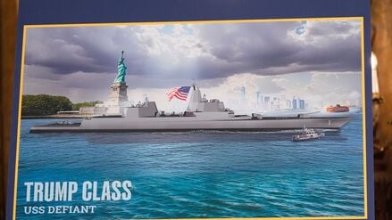 Ein Bild mit Kriegsschiff ist zu sehen, bevor Präsident Donald Trump in seinem Club Mar-a-Lago spricht. US-Präsident Donald Trump hat den Bau von zwei neuen Kampfschiffen für die Marine angekündigt. 