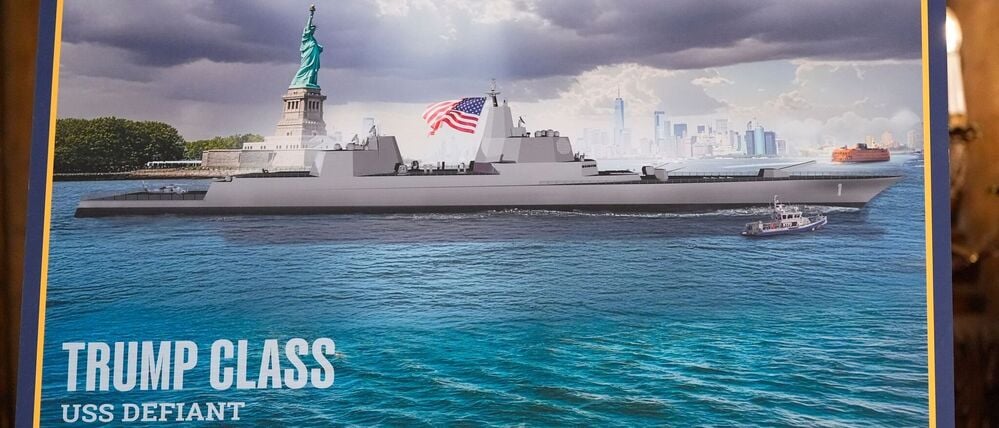 Ein Bild mit Kriegsschiff ist zu sehen, bevor Präsident Donald Trump in seinem Club Mar-a-Lago spricht. US-Präsident Donald Trump hat den Bau von zwei neuen Kampfschiffen für die Marine angekündigt. 
