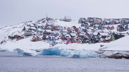 Bunte, schneebedeckte Häuser in Nuuk sind vom Meer aus zu sehen. (zu dpa: «Dänemark empört über Trumps Sondergesandten für Grönland») 