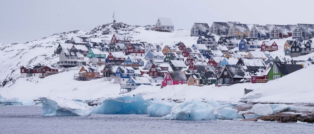 Bunte, schneebedeckte Häuser in Nuuk sind vom Meer aus zu sehen. (zu dpa: «Dänemark empört über Trumps Sondergesandten für Grönland») 