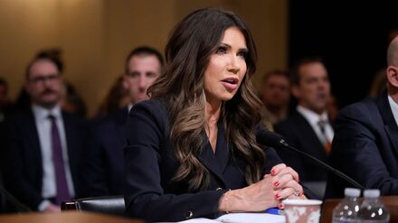 Worum geht es der US-Regierung bei Angriffen auf angebliche Drogenboote und der Beschlagnahmung von Öltankern in der Karibik wirklich? US-Heimatschutzministerin Kristi Noem lässt eine Antwort erkennen.