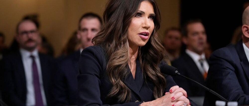 Worum geht es der US-Regierung bei Angriffen auf angebliche Drogenboote und der Beschlagnahmung von Öltankern in der Karibik wirklich? US-Heimatschutzministerin Kristi Noem lässt eine Antwort erkennen.