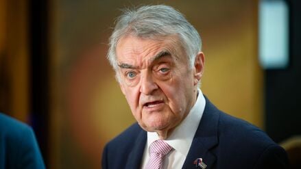 Herbert Reul (CDU), Innenminister des Landes Nordrhein-Westfalen, steht vor der Presse. 