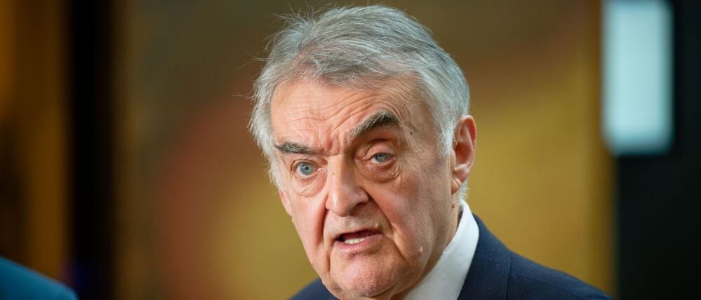 Herbert Reul (CDU), Innenminister des Landes Nordrhein-Westfalen, steht vor der Presse. 