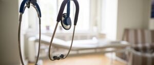 Der ärztliche Bereitschaftsdienst bietet unter der 116 117 rund um die Uhr telefonische Beratung (Symbolbild).