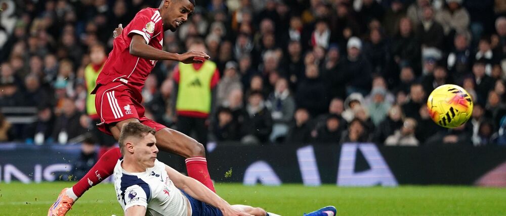 Alexander Isak trifft nach Wirtz-Vorlage - bei der Szene verletzt sich der Stürmer aber auch.