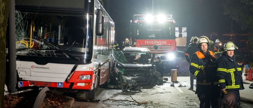 Auf der Flucht geriet der Wagen zwischen einen Linienbus und ein weiteres Fahrzeug und wurde dabei eingeklemmt.
