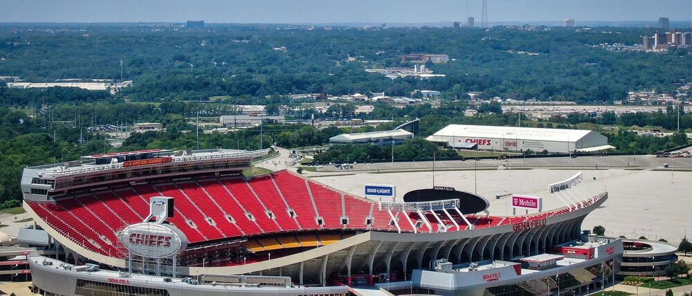 Noch bis 2031 Heimat der Kansas City Chiefs: Das Arrowhead Stadium in Missouri wurde 1972 eröffnet. (Archivbild)