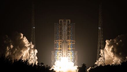 Eine Langer-Marsch-5-Rakete mit einem neuen Kommunikationstechnologie-Testsatelliten an Bord startet vom Wenchang-Weltraumbahnhof in der südchinesischen Provinz Hainan.