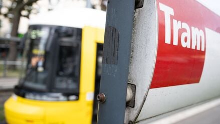 Eine Tram der BVG steht an einer Tram-Haltestelle. (Symbolbild)