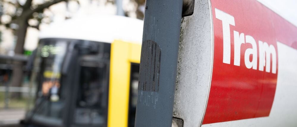 Eine Tram der BVG steht an einer Tram-Haltestelle. (Symbolbild)
