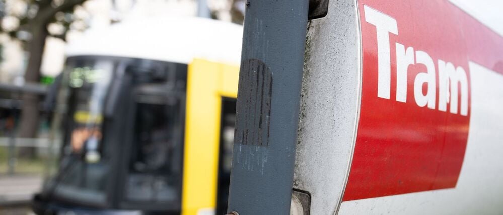 Eine Tram der BVG steht an einer Tram-Haltestelle. (Symbolbild)