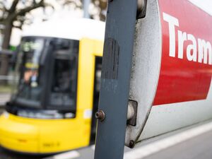 Eine Tram der BVG steht an einer Tram-Haltestelle. (Symbolbild)
