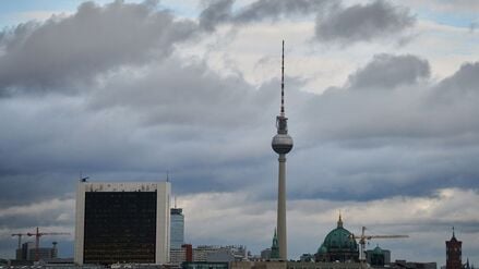 Wolken ziehen am Fernsehturm vorbei. (Symbolbild)