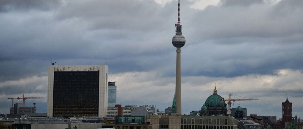 Wolken ziehen am Fernsehturm vorbei. (Symbolbild)