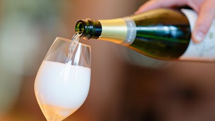 Schaumwein ist beliebt in Deutschland - aber der Absatz geht nach unten. (Symbolbild)