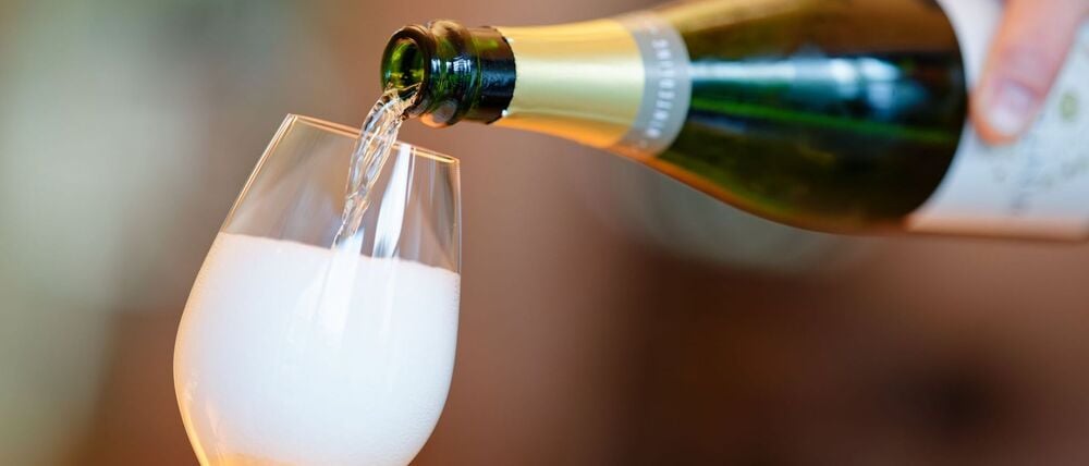 Schaumwein ist beliebt in Deutschland - aber der Absatz geht nach unten. (Symbolbild)
