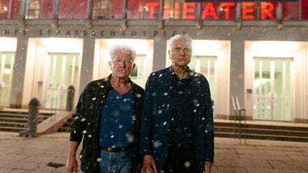 Es schneit. Von links: Kriminalhauptkommissar Ivo Batic (Miroslav Nemec) und Kriminalhauptkommissar Leitmayr (Udo Wachtveitl) vor dem Theater.