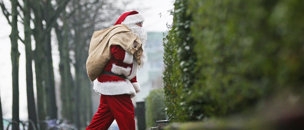 Ein als Weihnachtsmann verkleideter Mann ist am Heiligabend auf dem Weg zu einer Familie.