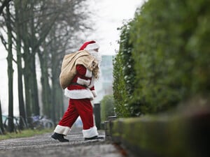 Ein als Weihnachtsmann verkleideter Mann ist am Heiligabend auf dem Weg zu einer Familie.