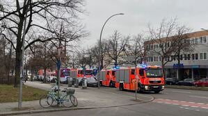 Mehrere Einsatzwagen sind wegen des Gaslecks ausgerückt.