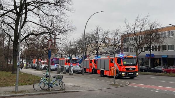 Mehrere Einsatzwagen sind wegen des Gaslecks ausgerückt.