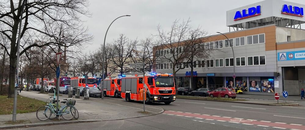 Mehrere Einsatzwagen sind wegen des Gaslecks ausgerückt.