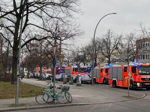 Mehrere Einsatzwagen sind wegen des Gaslecks ausgerückt.