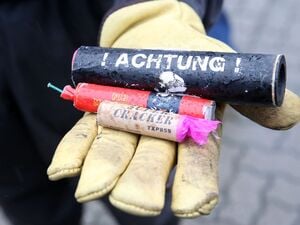 Ein Entschärfer des Kampfmittelräumdienstes zeigt mehrere sogenannte „Polenböller“. (Symbolbild)