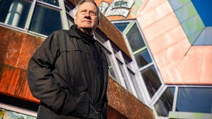 Der Architekt Günter Reiß vor der Bauruine des von ihm entworfenen vom SEZ.