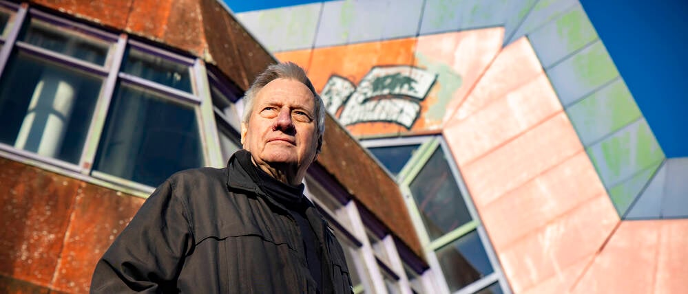 Der Architekt Günter Reiß vor der Bauruine des von ihm entworfenen vom SEZ.