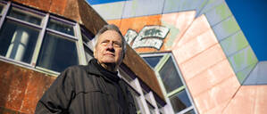 Der Architekt Günter Reiß vor der Bauruine des von ihm entworfenen vom SEZ.