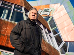 Der Architekt Günter Reiß vor der Bauruine des von ihm entworfenen vom SEZ.