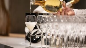 Champagner wird zum Fest gern ausgeschenkt.