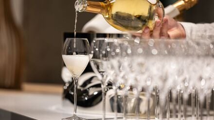 Champagner wird zum Fest gern ausgeschenkt.