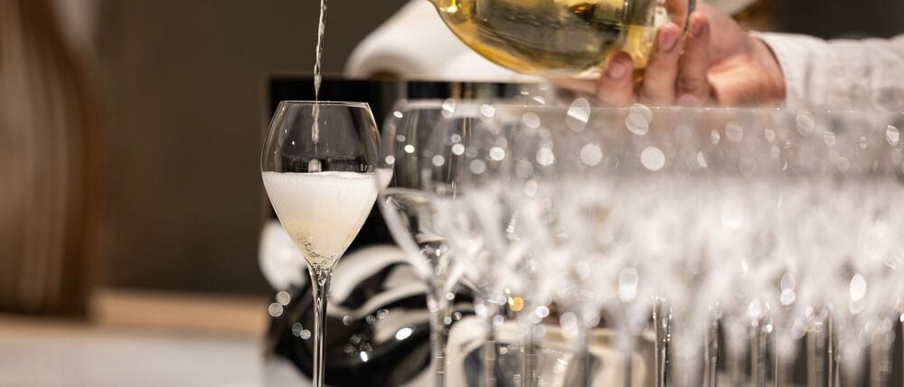 Champagner wird zum Fest gern ausgeschenkt.