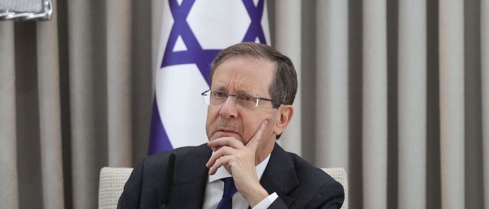 Israels Staatspräsident Izchak Herzog spricht während eines Treffens mit dem deutschen Bundeskanzler Merz in der Residenz des Bundespräsidenten. 