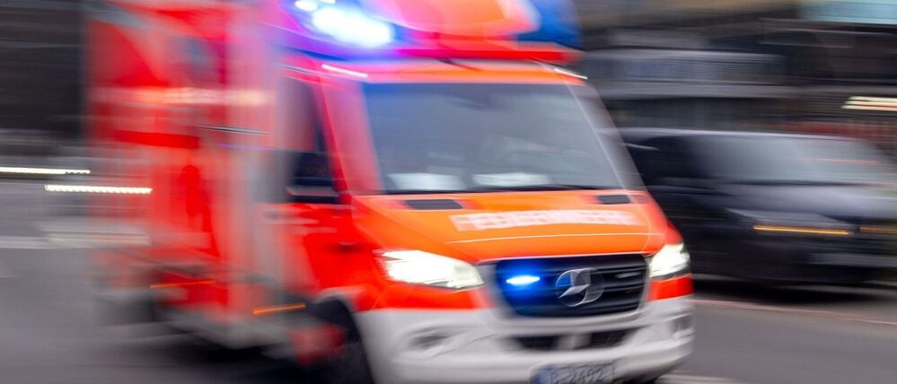 Die verletzten Jugendlichen wurden ins Krankenhaus gebracht. (Symbolbild)