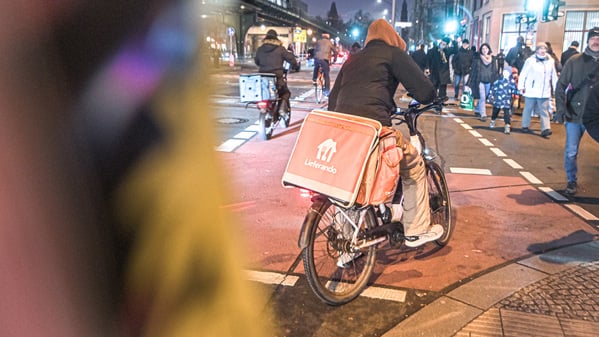 Halten sich Radkuriere in Berlin an Verkehrsregeln? Die Bezirke kontrollieren sehr unterschiedlich. Foto: Thomas Schubert 