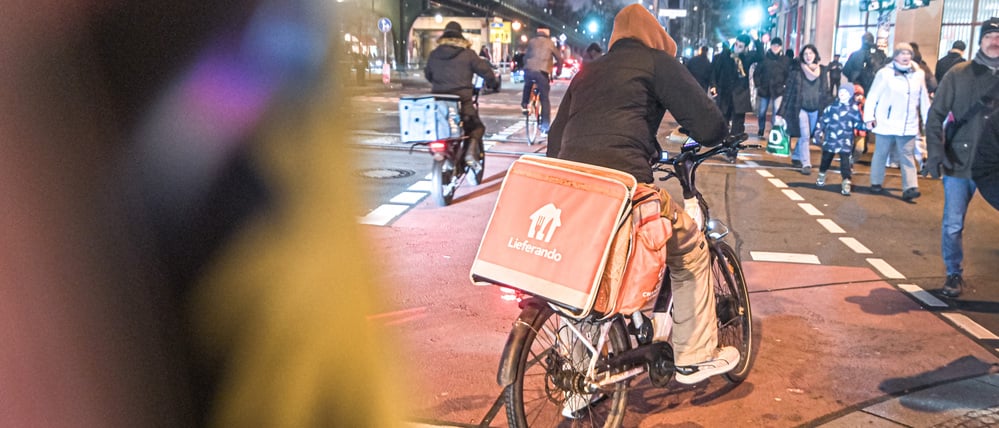 Halten sich Radkuriere in Berlin an Verkehrsregeln? Die Bezirke kontrollieren sehr unterschiedlich. Foto: Thomas Schubert 