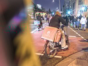 Halten sich Radkuriere in Berlin an Verkehrsregeln? Die Bezirke kontrollieren sehr unterschiedlich. Foto: Thomas Schubert 