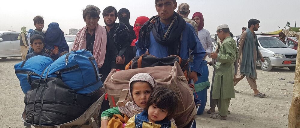 Gestrandete afghanische Staatsangehörige erreichen am 16. August 2021 den pakistanisch-afghanischen Grenzübergang Chaman.