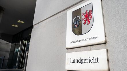 Am Dienstag fiel das Urteil im Totschlagprozess gegen einen 75-Jährigen aus Waren an der Müritz. Er hat seine Ehefrau mit einem Messer getötet. (Archivbild)