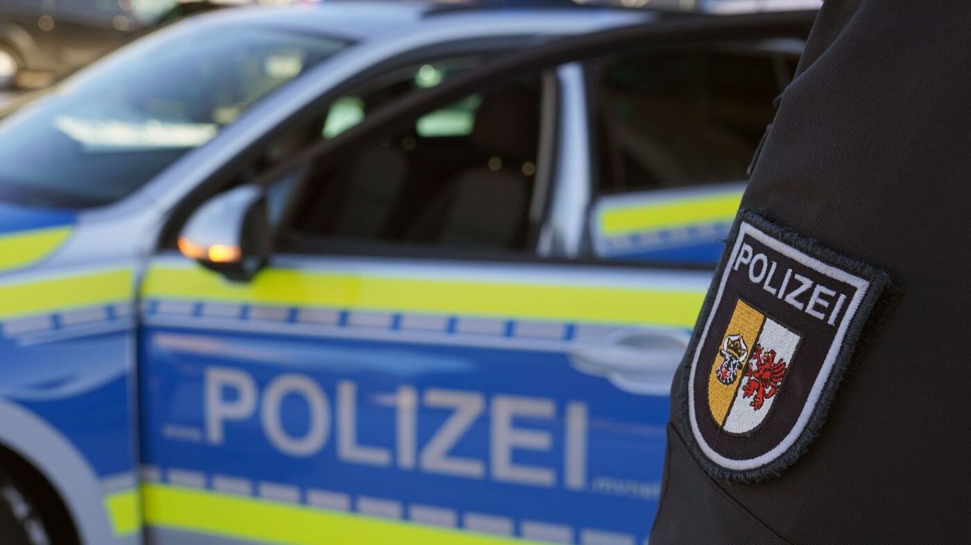 Kollision-Autofahrer-f-hrt-in-Gegenverkehr-drei-Verletzte