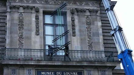 Arbeiter montieren am 23. Dezember 2025 in Paris, wenige Wochen nachdem Diebe mit einem Möbelaufzug in den Louvre eingebrochen waren, eiserne Fenstergitter an den Fenstern.