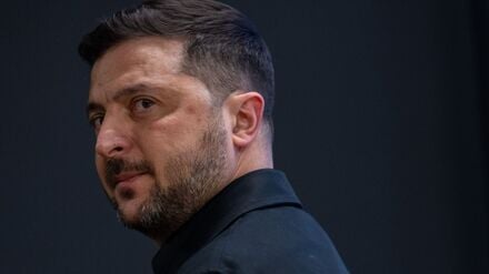 ARCHIV - 18.12.2025, Belgien, Brüssel: Wolodymyr Selenskyj, Präsident der Ukraine, geht von der Bühne bei einer Pressekonferenz nach der ersten Arbeitssitzung beim EU-Gipfel. Topthema ist die Frage, ob künftig in der EU eingefrorene Vermögenswerte der russischen Zentralbank zur Unterstützung der Ukraine genutzt werden können. (zu dpa: «Selenskyj: Konstruktive Gespräche in Miami») Foto: Michael Kappeler/dpa +++ dpa-Bildfunk +++