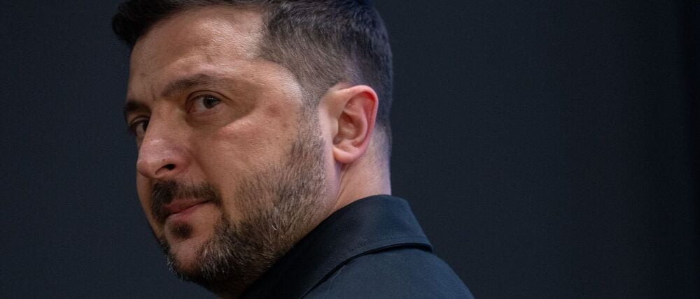 ARCHIV - 18.12.2025, Belgien, Brüssel: Wolodymyr Selenskyj, Präsident der Ukraine, geht von der Bühne bei einer Pressekonferenz nach der ersten Arbeitssitzung beim EU-Gipfel. Topthema ist die Frage, ob künftig in der EU eingefrorene Vermögenswerte der russischen Zentralbank zur Unterstützung der Ukraine genutzt werden können. (zu dpa: «Selenskyj: Konstruktive Gespräche in Miami») Foto: Michael Kappeler/dpa +++ dpa-Bildfunk +++