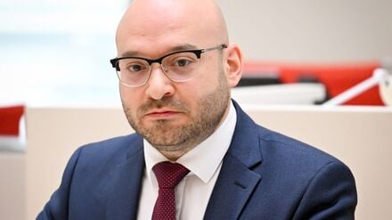 Bei Brandenburgs Innenminister René Wilke wird es 2026 festlich - er heiratet. (Archivbild) 