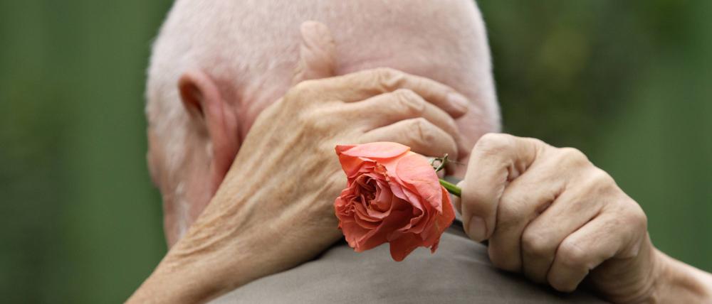 Zärtlichkeit ist vor allem in Pflegeheimen ein schwieriges Thema. Häufig mangelt es an Privatsphäre.