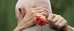 Zärtlichkeit ist vor allem in Pflegeheimen ein schwieriges Thema. Häufig mangelt es an Privatsphäre.